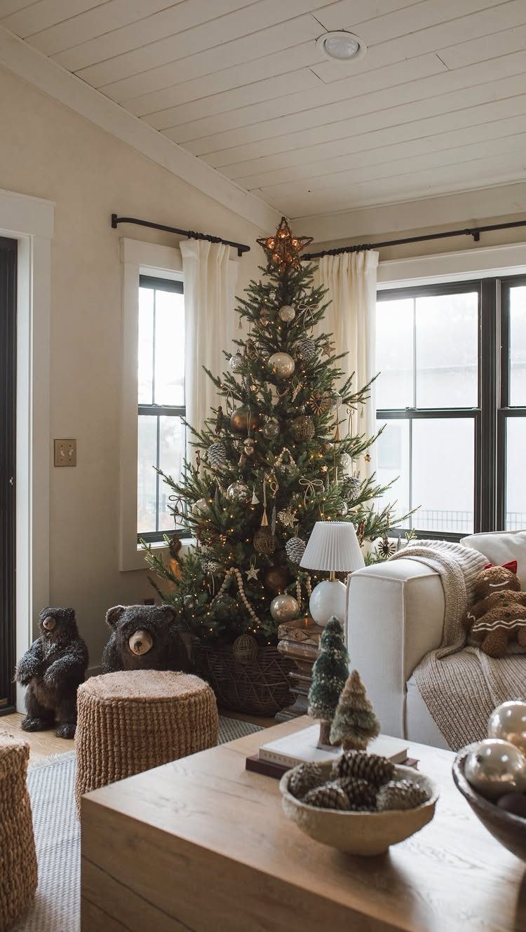 20 Christmas Rustic Decor Ideas for a Warm Holiday Home 6 A decorated Christmas tree with warm lights stands in a bright, cozy living room.