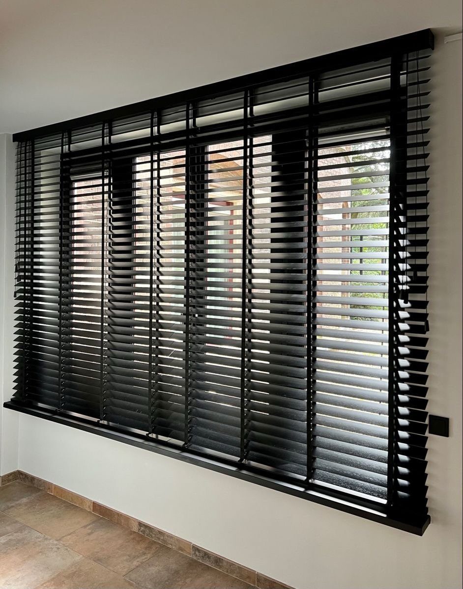 Window Blinds for Living Room: 11 Photo Ideas 6 Black horizontal Venetian blinds installed on a large window in a bright room.